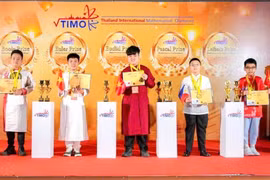 Khải Hòa (thứ 2 từ trái sang) giành huy chương vàng Olympic Toán quốc tế TIMO năm 2025. Ảnh: NVCC