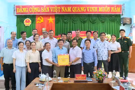 Phó Chủ tịch Thường trực HĐND tỉnh Trương Văn Đạt kiểm tra hoạt động xã đảo Nhơn Châu