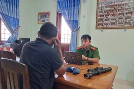 Ông N.N.A. tự giác giao nộp súng cho lực lượng Công an. Ảnh: K.A