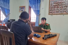 Ông N.N.A. tự giác giao nộp súng cho lực lượng Công an. Ảnh: K.A