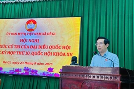 Đại biểu Quốc hội Nguyễn Văn Cảnh trả lời kiến nghị của cử tri xã Đề Gi. Ảnh: Trương Trang