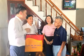 Phó Chủ tịch UBND tỉnh Nguyễn Tuấn Anh thăm, tặng quà gia đình người có công ở xã Tuy Phước Tây