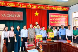 Phó Chủ tịch Thường trực UBND tỉnh Nguyễn Tuấn Thanh tặng quà cho tập thể Đảng ủy, HĐND, UBND, Ủy ban MTTQ Việt Nam xã Chư Păh. Ảnh: Ngọc Luận