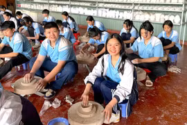 Gần 250 học sinh Trường THCS Nguyễn Du trải nghiệm làm gốm