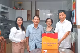 Phó Chủ tịch UBND tỉnh Nguyễn Hữu Quế thăm, tặng quà các gia đình chính sách tại phường Quy Nhơn Nam