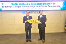 Đồng chí Hồ Quốc Dũng, tặng quà lưu niệm cho lãnh đạo KOBC. Ảnh: Trung tâm xúc tiến đầu tư tỉnh.