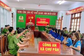 Ra quân cao điểm 50 ngày đêm hỗ trợ người dân thực hiện các thủ tục hành chính