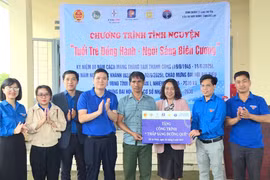 Đại diện các đơn vị trao tặng công trình “Thắp sáng đường quê” tại làng Bỉh, xã Ia Púch. Ảnh: Minh Trung