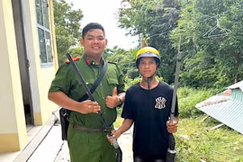 Người dân xã Al Bá giao nộp 12 khẩu súng tự chế