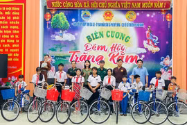 Các đơn vị tặng xe đạp cho học sinh có hoàn cảnh khó khăn. Ảnh: C.C