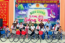 Các đơn vị tặng xe đạp cho học sinh có hoàn cảnh khó khăn. Ảnh: C.C