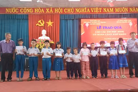 Tặng 72 suất quà cho học sinh khó khăn xã Tuy Phước Đông