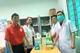  Trao thuốc chữa bệnh cho Trạm y tế xã Đak Pling