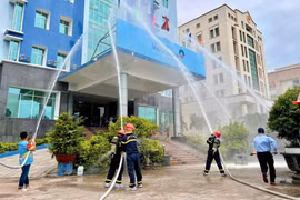 Diễn tập phương án chữa cháy, cứu nạn cứu hộ tại VietinBank Bình Định