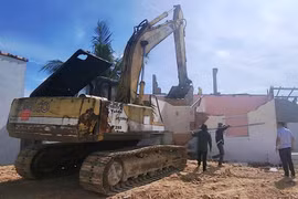 Lực lượng chức năng tiến hành cưỡng chế tháo dỡ nhà trên đất của hộ bà Nguyễn Thị Xíu. Ảnh: Xuân Vinh