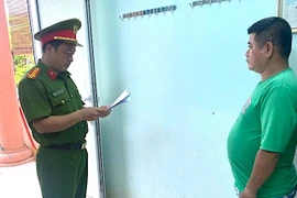 Cơ quan Công an thực hiện lệnh bắt Trần Văn Ban. Ảnh: ĐVCC