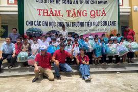 Tặng 200 suất quà cho học sinh khó khăn ở xã Sơn Lang