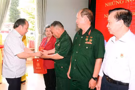 Trên 834 tỷ đồng tặng quà người có công với cách mạng dịp 30-4 và 2-9