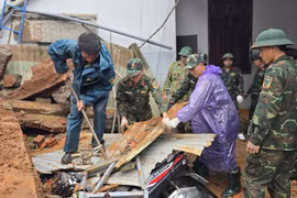 Các chiến sĩ thuộc Khu vực phòng thủ 3 và dân quân phường Hội Phú hỗ trợ dọn dẹp cho gia đình ông Tuân. 