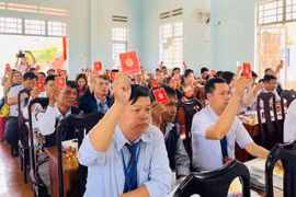 Đại biểu biểu quyết thông qua các chỉ tiêu, nhiệm vụ nhiệm kỳ 2025-2030. Ảnh: A.H