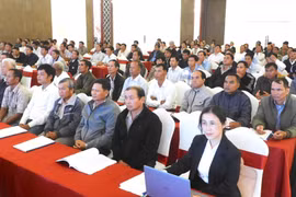 Các chức sắc, chức việc của đạo Công giáo và Tin lành khu vực phía Tây tỉnh Gia Lai nghe phổ biến các quy định pháp luật về tín ngưỡng, tôn giáo.