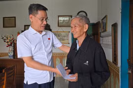 Đại biểu Quốc hội tỉnh Gia Lai Đinh Ngọc Quý thăm, tặng quà các gia đình chính sách