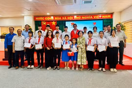 Các học sinh, sinh viên nhận học bổng và quà tặng tại chương trình. Ảnh: Trương Trang