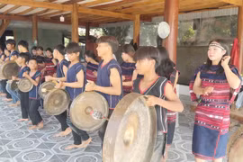 "Giữ lửa" cồng chiêng từ những bàn tay nhỏ