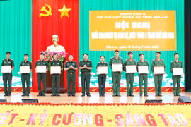 Tặng giấy khen cho các vận động viên đạt thành tích cao trong Hội thao Võ chiến đấu tay không các câu lạc bộ võ thuật toàn quân năm 2025. Ảnh: M.D