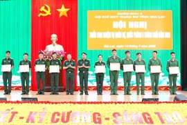 Tặng giấy khen cho các vận động viên đạt thành tích cao trong Hội thao Võ chiến đấu tay không các câu lạc bộ võ thuật toàn quân năm 2025. Ảnh: M.D