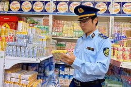 Lực lượng Quản lý thị trường tỉnh Gia Lai tăng cường kiểm tra hàng hóa nhằm đảm bảo chất lượng đến người tiêu dùng. Ảnh: V.T