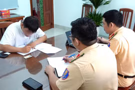 Gia Lai: Làm rõ, xử phạt hành vi vừa chạy xe máy vừa sử dụng điện thoại