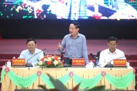 Chủ tịch UBND tỉnh Phạm Anh Tuấn (giữa) đánh giá cao các ý kiến của doanh nghiệp tại Hội nghị. Ảnh: Văn Ngọc