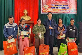 Chủ tịch Ủy ban MTTQ Việt Nam tỉnh Gia Lai tặng quà Tết cho người uy tín và hộ nghèo