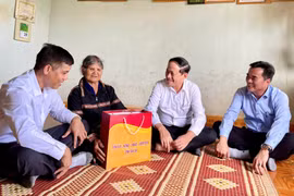 Chủ tịch UBND tỉnh Phạm Anh Tuấn thăm và tặng quà gia đình bà Rmah Boch (SN 1944; làng C, xã Gào). Ảnh: Vũ Thảo