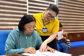 Bưu điện tỉnh Gia Lai hỗ trợ người dân thực hiện dịch vụ hành chính công