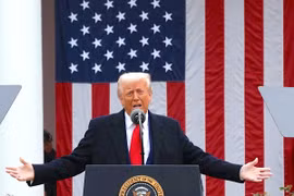 Mỹ hoãn áp thuế trong 90 ngày cho 75 quốc gia, trừ Trung Quốc