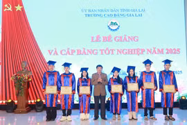 Trao bằng tốt nghiệp trung cấp và cao đẳng chính quy cho 120 học sinh, sinh viên