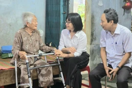 Phó Chủ tịch UBND tỉnh Gia Lai Nguyễn Thị Thanh Lịch thăm, tặng quà các gia đình chính sách tiêu biểu