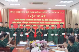Lãnh đạo Ban Chỉ huy BĐBP tỉnh Gia Lai trao quà động viên 13 cán bộ, chiến sĩ tham gia nhiệm vụ A80. 