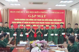 Lãnh đạo Ban Chỉ huy BĐBP tỉnh Gia Lai trao quà động viên 13 cán bộ, chiến sĩ tham gia nhiệm vụ A80. 