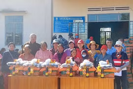 Đak Đoa: Tặng 400 suất quà cho người nghèo và học sinh khó khăn xã A Dơk