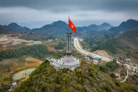 Vầng trăng đỏ trên đỉnh đồi Lũng Cú 