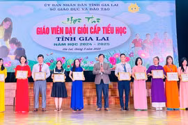 Ban tổ chức trao giải nhất cho các giáo viên. Ảnh: Trần Dung