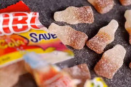 Happy Cola F!ZZ được bán với lời hứa rằng 'mỗi chai đều ẩn chứa một cuộc phiêu lưu nhỏ' (Ảnh: Dw.com)