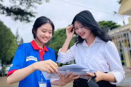 Niềm vui của thí sinh tại điểm thi Trường THPT Pleiku sau kỳ vượt vũ môn. Ảnh Đ.T