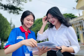 Niềm vui của thí sinh tại điểm thi Trường THPT Pleiku sau kỳ vượt vũ môn. Ảnh Đ.T