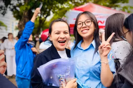 Kỳ thi tốt nghiệp THPT 2025: Phụ huynh vỡ òa cảm xúc khi đồng hành cùng con