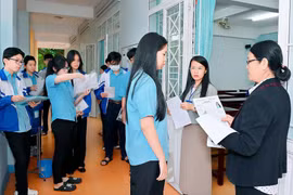 Thí sinh được kiểm tra thông tin trước khi vào phòng thi. Ảnh: Đ.T