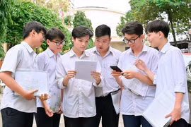 Thí sinh tại điểm thi Trường THPT Lê Lợi (TP. Pleiku) trao đổi về đề thi môn Toán. Ảnh: Đ.T